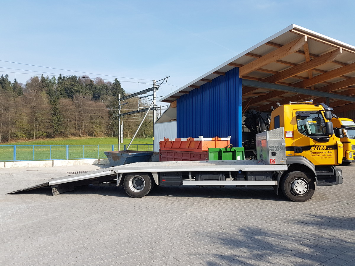 MEIKO-KRAN LKW-Kran beim Heben im Einsatz