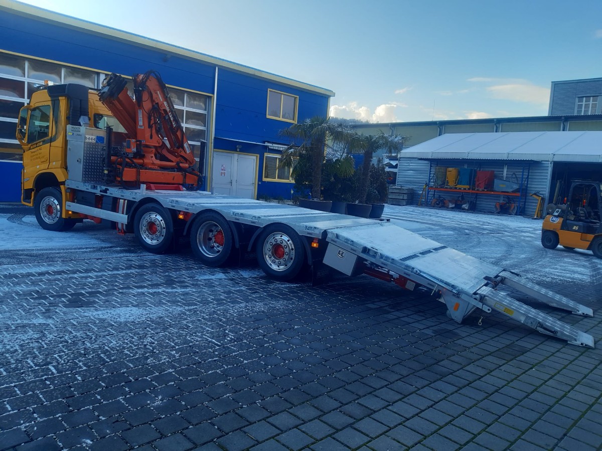 4-Achser Taxi mit 11-Meter-Kran der MEIKO-KRAN Transporte AG
